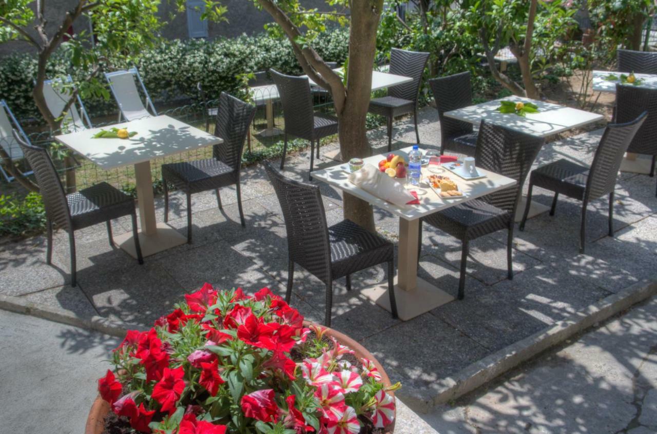 Hotel Rione San Carlo Finale Ligure Zewnętrze zdjęcie